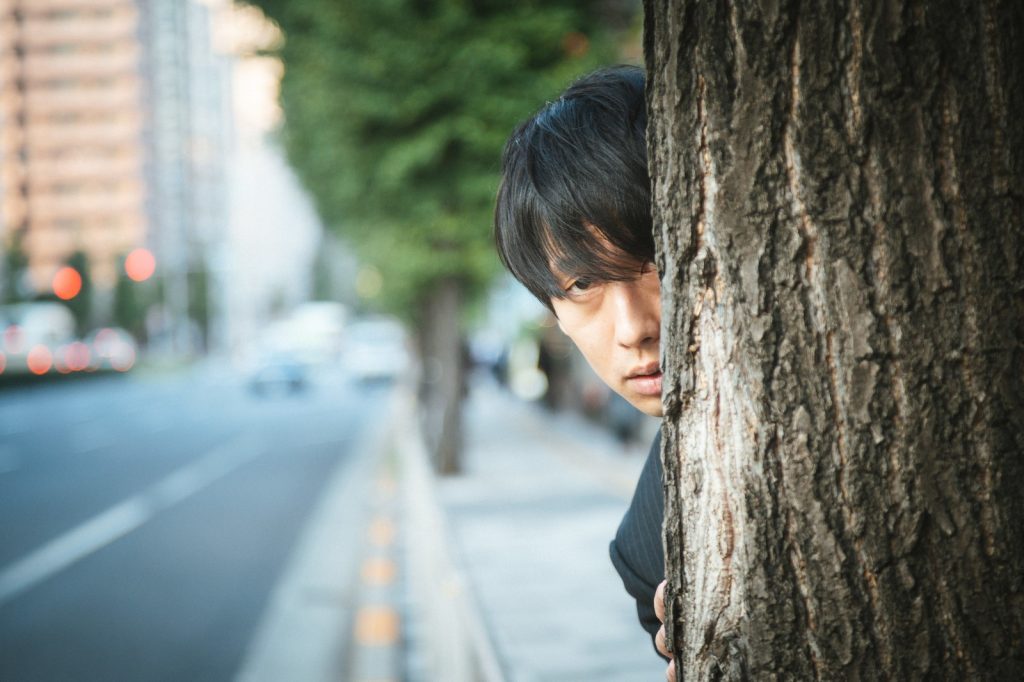 ストーカー気質の疑いがある男性の4つの特徴と対策